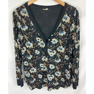 This is J V neck Floral bamboo top Size Small